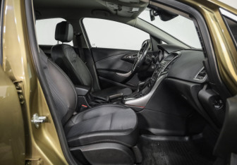 Подержанный автомобиль Opel Astra Hatchback 2013 года (16 фото)