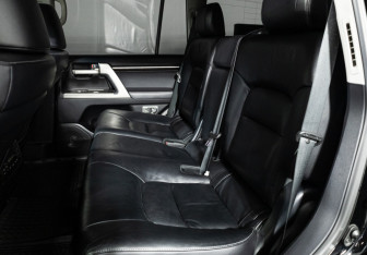 Подержанный автомобиль Toyota Land Cruiser Suv 2011 года (10 фото)