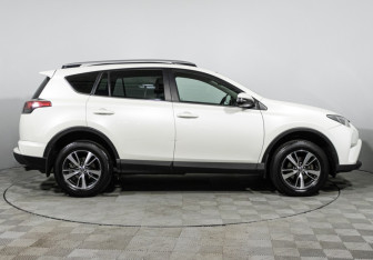 Подержанный автомобиль Toyota RAV4 2017 года (4 фото)