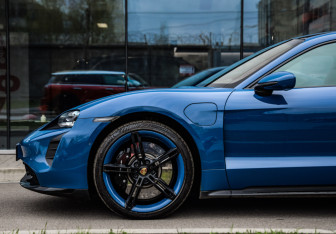 Подержанный автомобиль Porsche Taycan 2020 года (11 фото)
