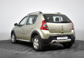 Подержанный автомобиль Renault Sandero 2012 года (7 фото)