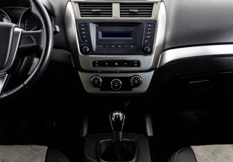 Подержанный автомобиль Geely Emgrand X7 2016 года (14 фото)