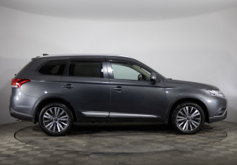 Подержанный автомобиль Mitsubishi Outlander 2019 года (4 фото)