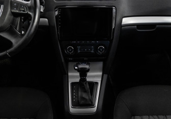 Подержанный автомобиль Skoda Octavia Liftback 2012 года (13 фото)