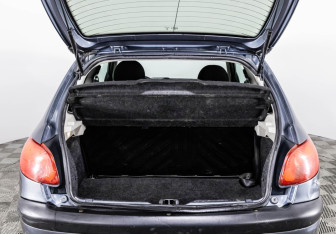 Подержанный автомобиль Peugeot 206 Hatchback 2008 года (15 фото)