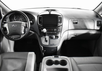 Подержанный автомобиль Hyundai Grand Starex 2017 года (15 фото)
