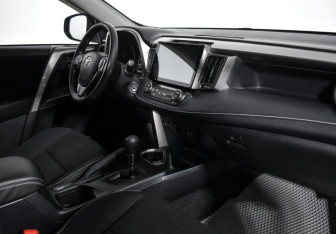 Подержанный автомобиль Toyota RAV4 2018 года (13 фото)