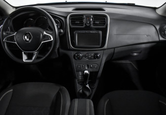 Подержанный автомобиль Renault Sandero 2018 года (15 фото)