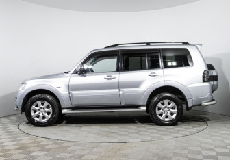 Подержанный автомобиль Mitsubishi Pajero 2015 года (8 фото)