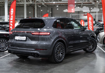 Подержанный автомобиль Porsche Cayenne 2020 года (11 фото)