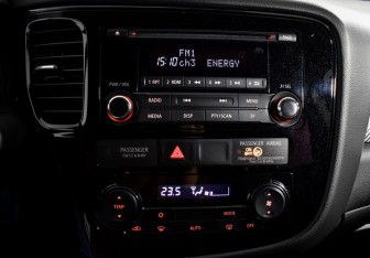 Подержанный автомобиль Mitsubishi Outlander 2017 года (16 фото)