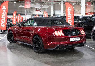 Подержанный автомобиль Ford Mustang Convertible 2019 года (16 фото)