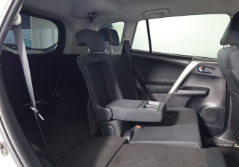 Подержанный автомобиль Toyota RAV4 2016 года (17 фото)