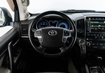 Подержанный автомобиль Toyota Land Cruiser Suv 2010 года (12 фото)