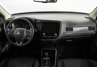 Подержанный автомобиль Mitsubishi Outlander 2021 года (10 фото)