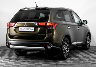 Подержанный автомобиль Mitsubishi Outlander 2016 года (5 фото)
