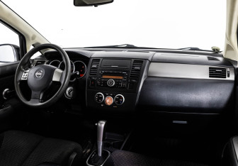 Подержанный автомобиль Nissan Tiida Hatchback 2010 года (9 фото)