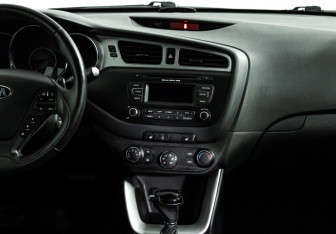 Подержанный автомобиль Kia Ceed Hatchback 2015 года (14 фото)