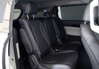 Подержанный автомобиль Kia Carnival 2022 года (25 фото)