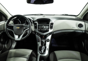 Подержанный автомобиль Chevrolet Cruze Sedan 2011 года (13 фото)