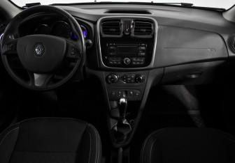 Подержанный автомобиль Renault Sandero 2015 года (13 фото)