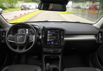 Подержанный автомобиль Volvo XC40 2019 года (11 фото)