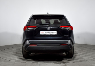 Подержанный автомобиль Toyota RAV4 2022 года (6 фото)