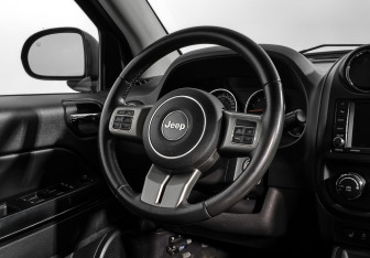Подержанный автомобиль Jeep Compass 2012 года (15 фото)