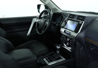 Подержанный автомобиль Toyota Land Cruiser Prado 2019 года (10 фото)