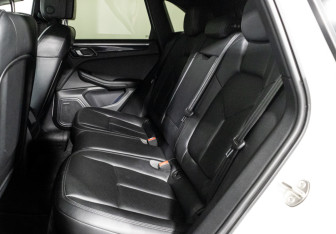 Подержанный автомобиль Porsche Macan 2015 года (10 фото)