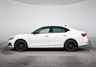 Подержанный автомобиль Skoda Octavia Liftback 2021 года (8 фото)