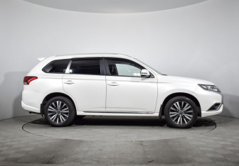 Подержанный автомобиль Mitsubishi Outlander 2022 года (4 фото)