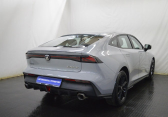 Подержанный автомобиль Changan UNI-V 2023 года (5 фото)