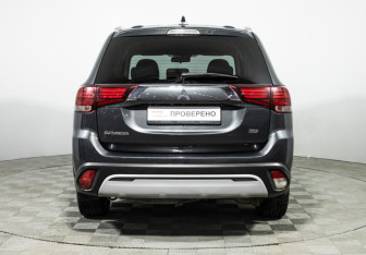 Подержанный автомобиль Mitsubishi Outlander 2020 года (6 фото)