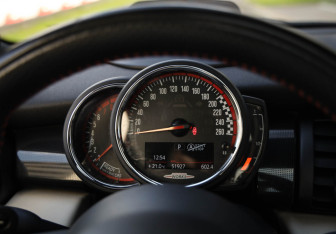 Подержанный автомобиль MINI Hatch 2020 года (15 фото)