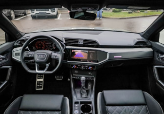 Подержанный автомобиль Audi Q3 2024 года (11 фото)