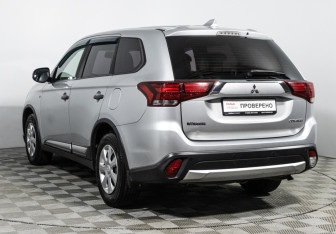 Подержанный автомобиль Mitsubishi Outlander 2017 года (7 фото)