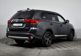 Подержанный автомобиль Mitsubishi Outlander 2018 года (5 фото)