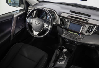 Подержанный автомобиль Toyota RAV4 2015 года (8 фото)