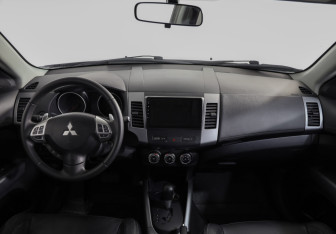 Подержанный автомобиль Mitsubishi Outlander 2011 года (9 фото)