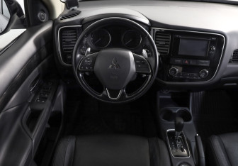 Подержанный автомобиль Mitsubishi Outlander 2015 года (10 фото)