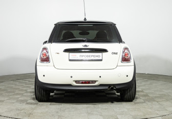 Подержанный автомобиль MINI Hatch 2011 года (6 фото)