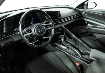 Подержанный автомобиль Hyundai Elantra Sedan 2021 года (11 фото)