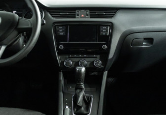 Подержанный автомобиль Skoda Octavia Liftback 2018 года (14 фото)