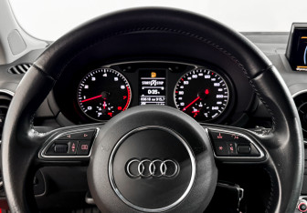 Подержанный автомобиль Audi A1 2015 года (16 фото)