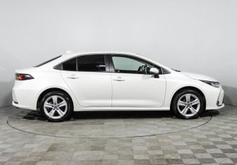 Подержанный автомобиль Toyota Corolla Sedan 2019 года (4 фото)