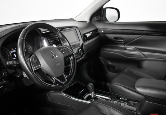 Подержанный автомобиль Mitsubishi Outlander 2018 года (9 фото)