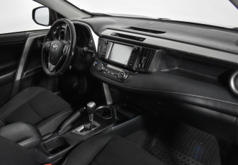 Подержанный автомобиль Toyota RAV4 2018 года (14 фото)