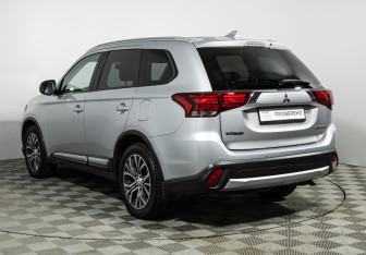 Подержанный автомобиль Mitsubishi Outlander 2017 года (7 фото)