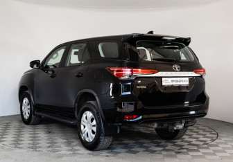 Подержанный автомобиль Toyota Fortuner 2019 года (7 фото)